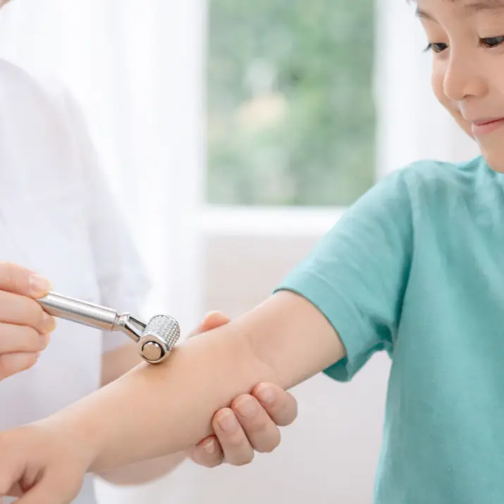 ローラー鍼を肌に優しく滑らせている様子