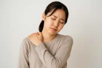 重い肩こりに悩む女性