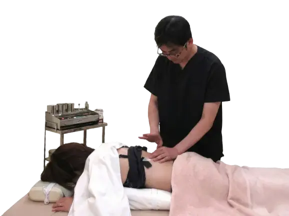 患者様に施術を行うひごころ治療院の院長