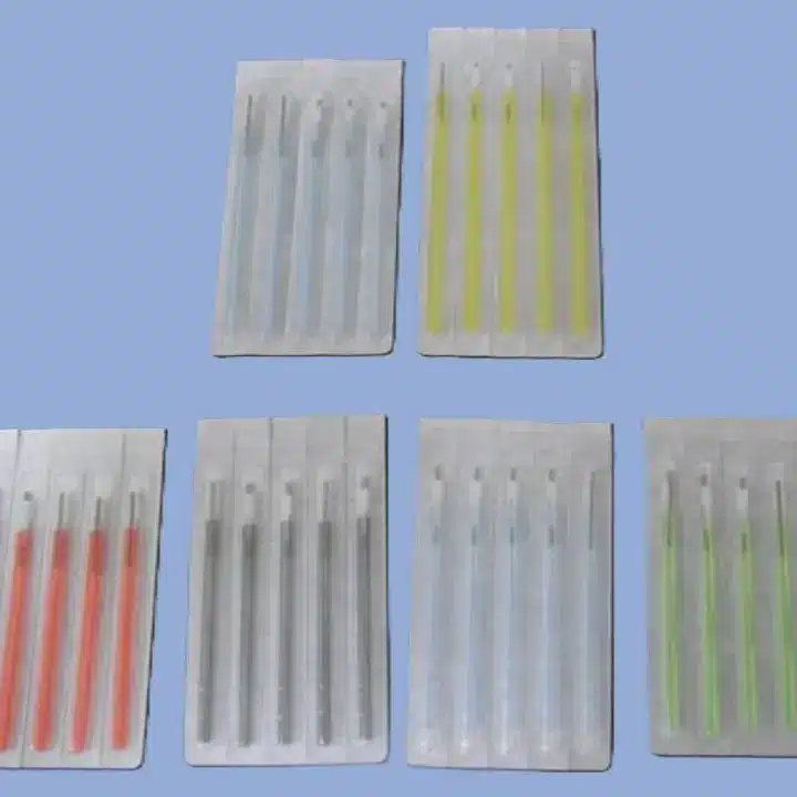 滅菌された使い捨て鍼(はり)や温かいお灸、吸い玉(カッピング)など、ひごころ治療院で使用する安全な施術道具一式