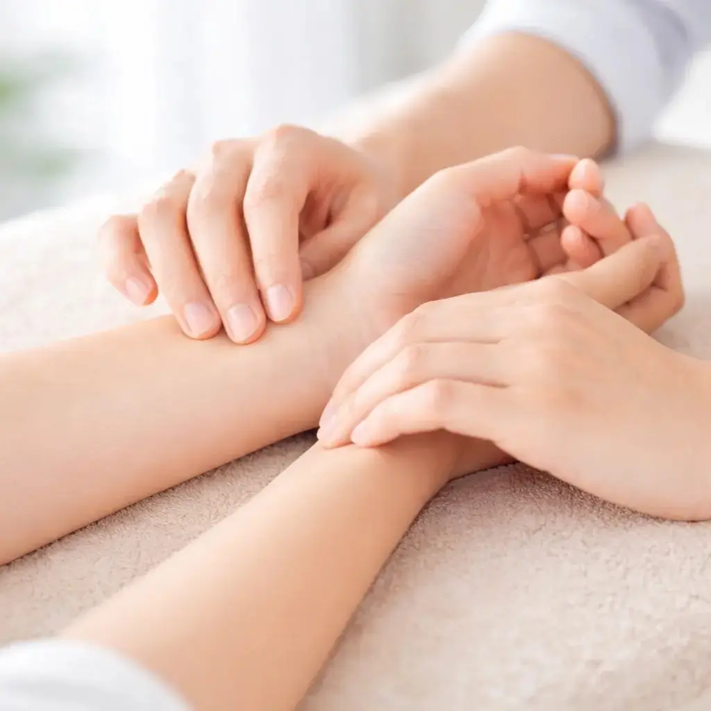 脈診をしている静かな手元